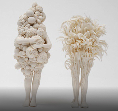Claudia Fontes crée des sculptures en porcelaine percées de milliers de petites pores et qui décrivent des scènes de formes humanoïdes qui se font des câlins.